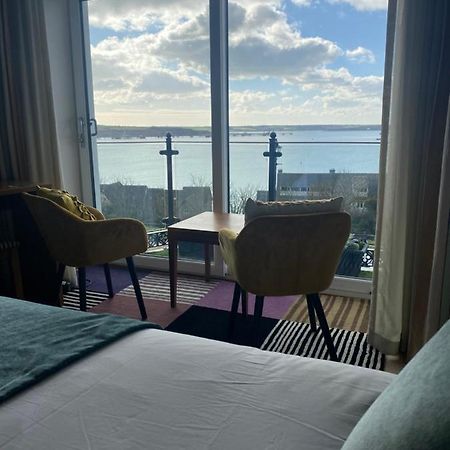 Flat 3, Murray Crescent House Bed & Breakfast Милфорд Хейвън Екстериор снимка